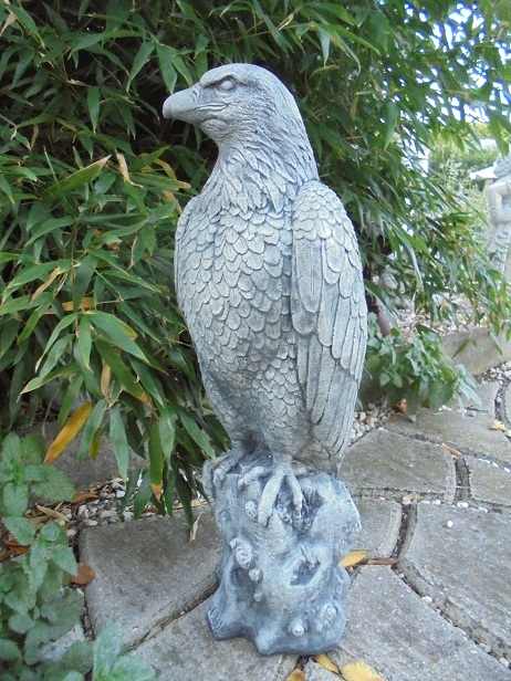Großer Falke / Raubvogel, Steinfigur, Steinguss, Gartenfigur Adler