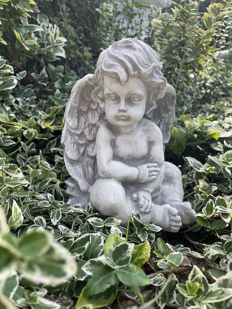 sitzender Engel, Steinfigur, Gartendekoration
