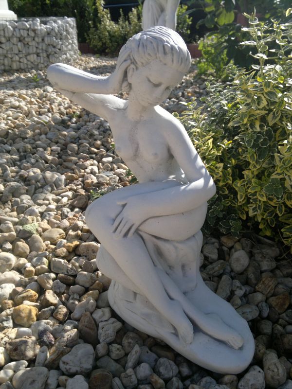 Gartenfigur, Steinfigur, "Jungfrau auf Fels" Höhe 36 cm, Park & Gartendekoration, Skulptur, Steinguss