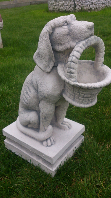 Gartenfigur, süsser Hund mit Korb im Maul - Geschenkidee, Skulptur, Gartendekoration, Steinfigur