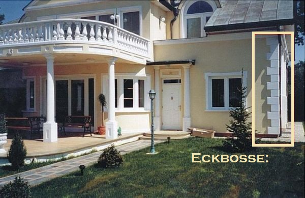 Fassadenbosse - Eckbosse aus Beton Weissbeton Eck Bosse verbaut an Hausfassade